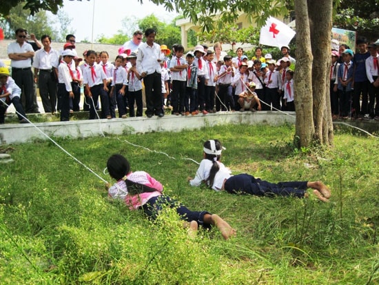 Tập huấn kỹ năng phòng chống thiên tai, thảm họa cho các em học sinh ở huyện Thăng Bình. Ảnh: N.D