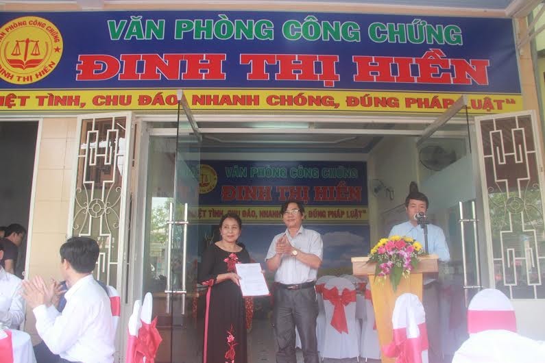 Ông Nguyễn Đức Thọ - Giám đốc Sở Tư pháp trao giấy phép hoạt động cho Văn phòng Công chứng Đinh Thị Hiền. Ảnh: N.D