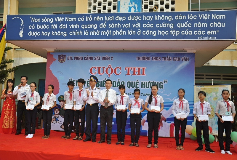 Bộ Tư lệnh Vùng Cảnh sát biển 2 tặng học bổng cho 10 em học sinh nghèo. Ảnh: VINH ANH