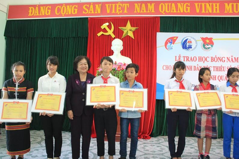 Nguyên Phó Chủ tịch nước Trương Mỹ Hoa trao tặng học bổng cho học sinh. Ảnh: HỒNG CƯỜNG