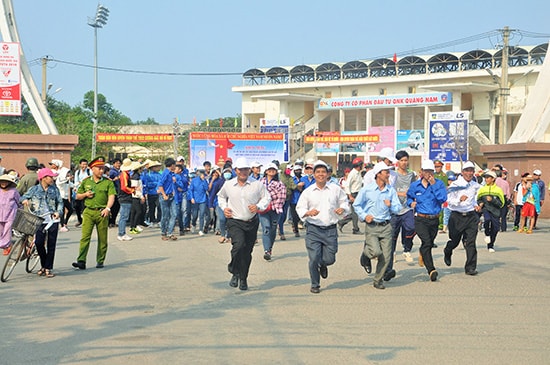 Đông đảo cán bộ, người dân và học sinh phường Hòa Hương tham gia Ngày chạy Olymlic