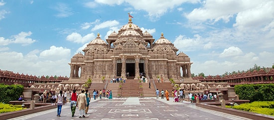 Ngôi đền chính Akshardham mandir, cao 43 mét, được điêu khắc công phu trên từng chi tiết bao phủ khắp ngôi đền. (Ảnh: Akshardham.com)