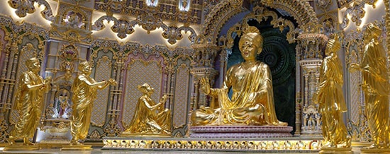 Ngẫu tượng của vị thần chủ Bhagwan Swaminarayan và sáu đại đệ tử phủ vàng ròng được thờ trong chánh điện.