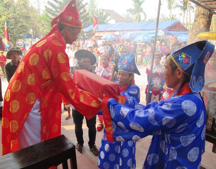 Dân làng dâng lễ vật cầu mong mưa thuận gió hòa, xóm làng bình yên.