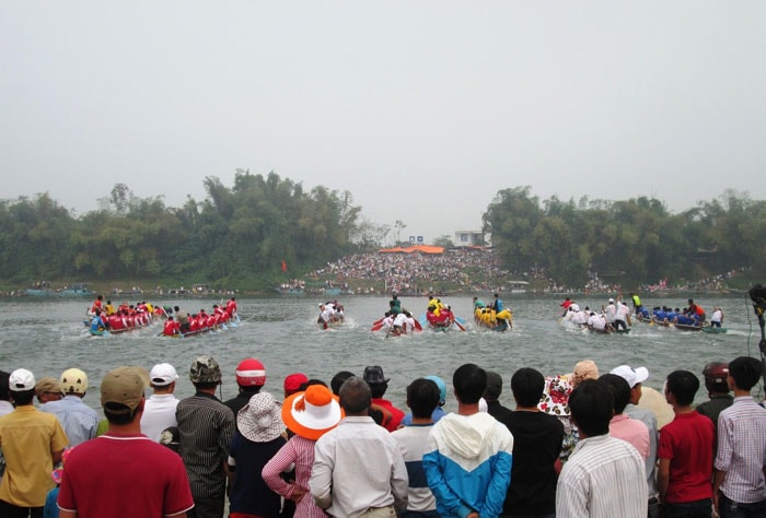 Sông Thu dậy sóng..