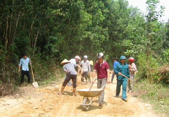 Đoàn viên, thanh niên huyện Tiên Phước giúp dân làm đường giao thông nông thôn. Ảnh: N.H