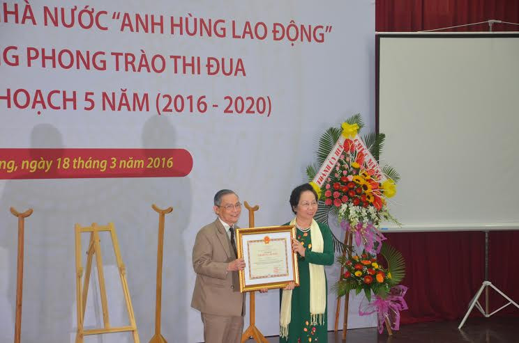Thừa ủy nhiệm của Chủ tịch nước, Phó Chủ tịch nước Nguyễn Thị Doan trao tặng danh hiệu Anh hùng Lao động cho NGƯT Lê Công Cơ.