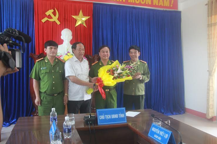 Chủ tịch UBND tỉnh Đinh Văn Thu tặng hoa chúc mừng PC47 và lãnh đạo Công an Quảng Nam sáng 21.3.