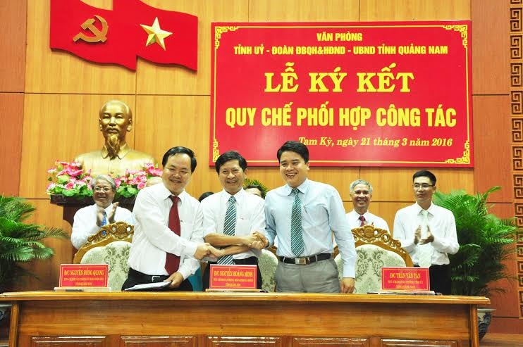 Đại diện lãnh đạo ba văn phòng ký kết quy chế phối hợp trong công tác tham mưu, phục vụ lãnh đạo tỉnh.