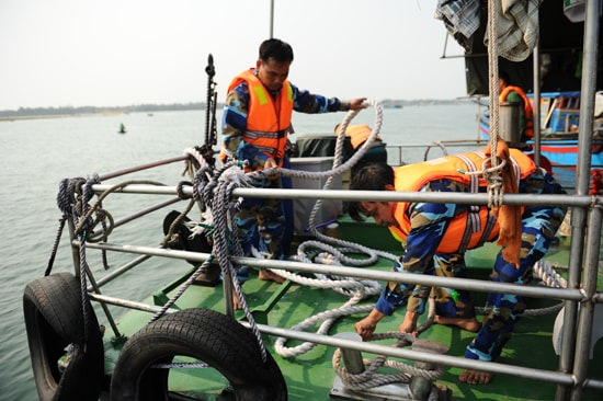 Cán  bộ, chiến sĩ tàu Hải Đội II chuẩn bị phương tiện lai dắt tàu cá bị nạn. Ảnh: MINH HẢI