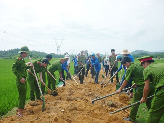 Tuổi trẻ Phú Ninh phát huy vai trò xung kích đảm nhận các công trình, phần việc có ý nghĩa dân sinh. Ảnh: T.A