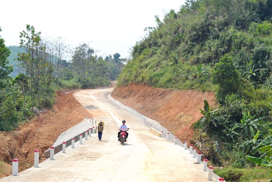 Tuyến giao thông ĐH15.ĐG, nối liền A Dinh 1 (thị trấn Prao) - Ka Đắp (xã Arooih) vừa được kiên cố hóa. Ảnh: C.T