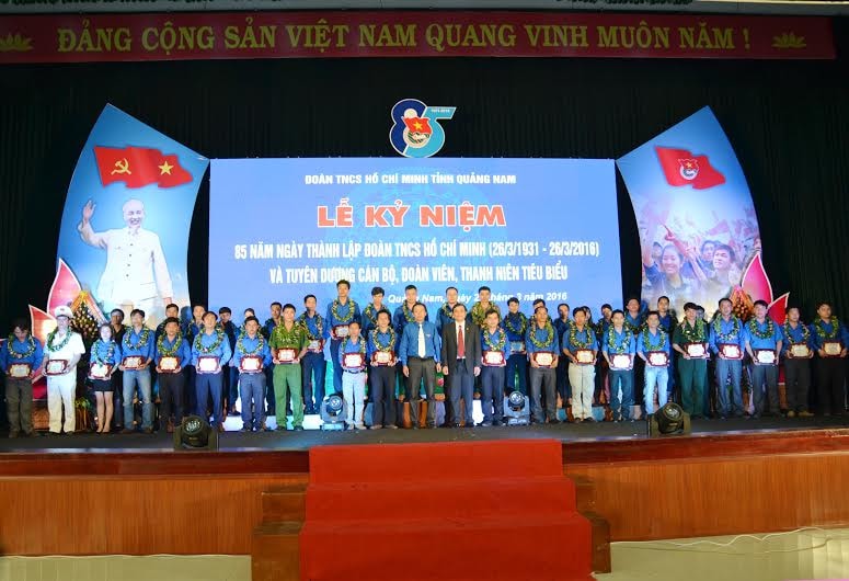 Tuyên dương 40 cán bộ, đoàn viên thanh niên tiêu biểu tỉnh năm 2016. Ảnh: PHAN TUẤN