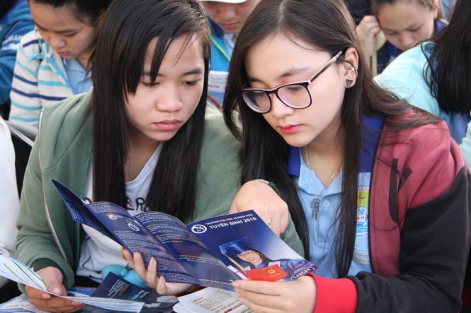 Học sinh tìm hiểu thông tin tuyển sinh ĐH 2016. Ảnh: Trần Huỳnh