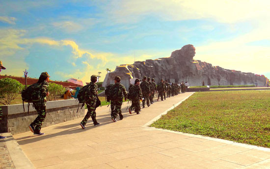 Học viên “Học kỳ quân đội” hành quân về “địa chỉ đỏ” Tượng đài Mẹ Việt Nam anh hùng. Ảnh: THÀNH ĐẠT