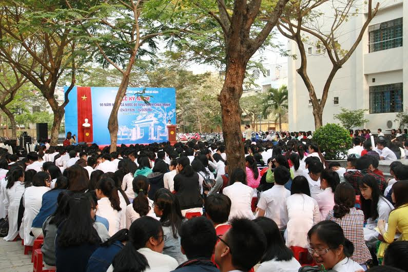 Hàng nghìn học sinh Trường THPT Phan Châu Trinh có mặt tại buổi lễ kỷ niệm. Ảnh: T.C