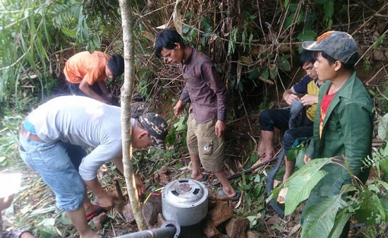 Lắp đặt máy điện cho điểm trường mẫu giáo và tiểu học thôn 2 - Trà Tập. Ảnh: MINH VƯƠNG