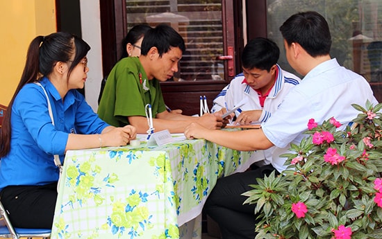 Đoàn viên - thanh niên tham gia hướng dẫn người dân làm thủ tục hành chính.  Ảnh: HÀO LINH