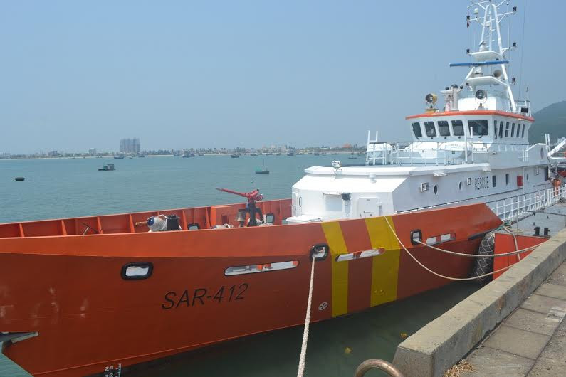 Tàu SAR 412 đưa ngư dân Hoàng Phụng vào Đà Nẵng cấp cứu. Ảnh: T.C