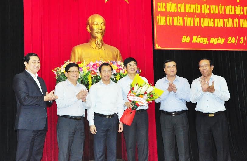 Lãnh đạo TP.Đà Nẵng tặng hoa chúc mừng lãnh đạo tỉnh Quảng Nam nhân kỷ niệm 41 năm giải phóng quê hương (24.3). Ảnh: NGUYÊN ĐOAN