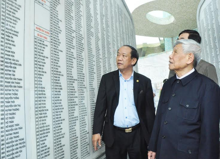  Nguyên Tổng Bí thư Lê Khả Phiêu tìm hiểu danh tính các anh hùng liệt sĩ được khắc trên bia tượng đài Nghĩa trang liệt sĩ tỉnh. Ảnh: NG.Đ