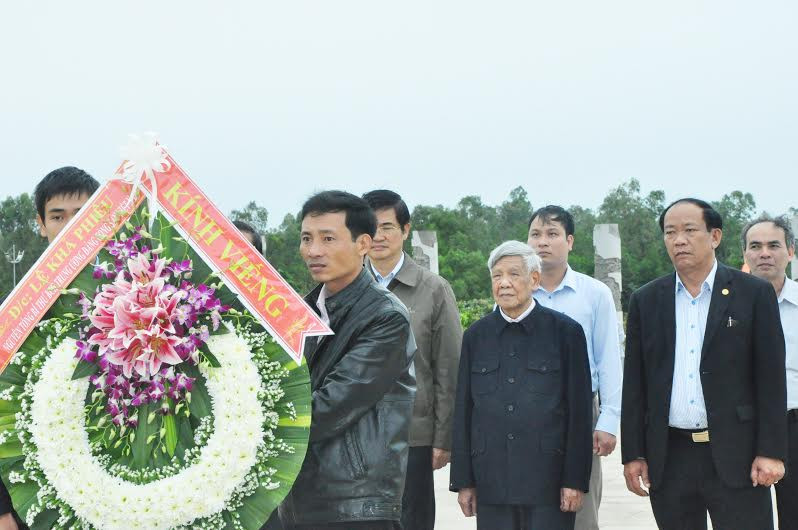 Đặt vòng hoa, dâng hương tri ân tại Tượng đài Mẹ Việt Nam anh hùng. Ảnh: NG.Đ