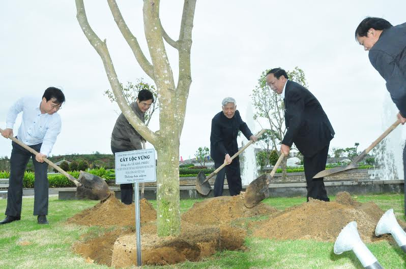 Và cùng các đồng chí lãnh đạo tỉnh trồng cây lưu niệm tại khuôn viên Tượng đài Mẹ Việt Nam anh hùng. Ảnh: NG.Đ