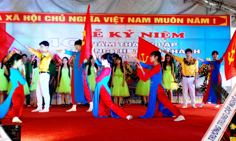 Lịch sử 40 năm xây dựng và phát triển của Trường THPT Núi Thành được sân khấu hóa bằng chương trình ca múa nhạc do học sinh biểu diễn. Ảnh: Đ.ĐẠO