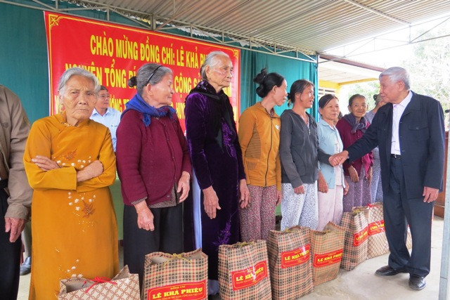 Đồng chí Lê Khả Phiêu trao tặng quà cho hộ gia đình chính sách của làng Phương Trung. Ảnh: Nguyên Đoan