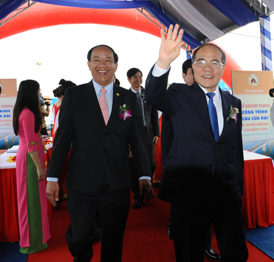 Chủ tịch Quốc hội Nguyễn Sinh Hùng vui mừng khi chiếc cầu đã kết nối đôi bờ. Ảnh: MINH HẢI