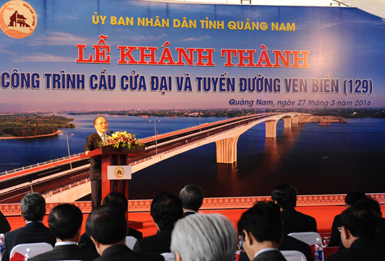 Chủ tịch Quốc hội Nguyễn Sinh Hùng cho rằng, đất Quảng Nam đang bức phá đi lên khi chiếc cầu kết nối đôi bờ. Ảnh: MINH HẢI