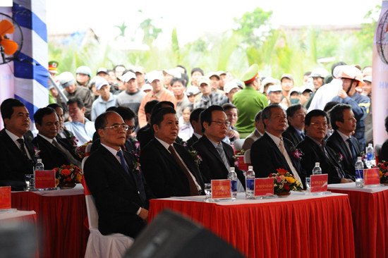 Chủ tịch Quốc hội Nguyễn Sinh Hùng và lãnh đạo các bộ, ngành Trung ương về dự lễ khánh thành cầu Cửa Đại và tuyến đường ven biển. Ảnh: MINH HẢI