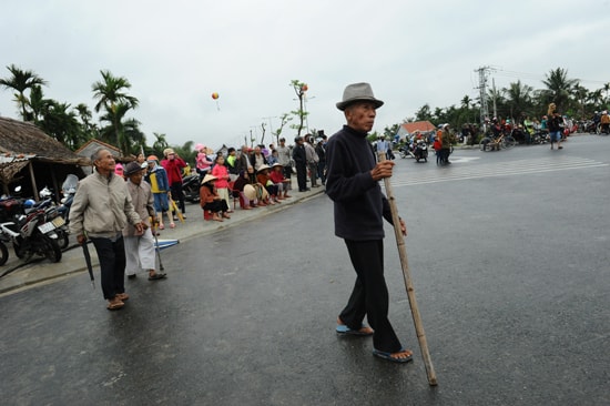 Sự kiện khánh thành chiếc cầu mơ ước của người dân đôi bờ hạ lưu sông Thu Bồn đã thôi thúc các bô lão cùng đến chia vui. Ảnh: MINH HẢI