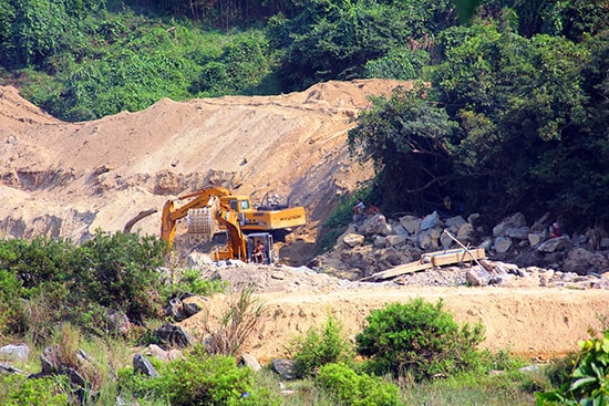 Thời điểm phóng viên có mặt, các xe múc vẫn hoạt động dưới lòng suối, máng vàng được đặt ở khu vực gần đường mòn Hồ Chí Minh. 