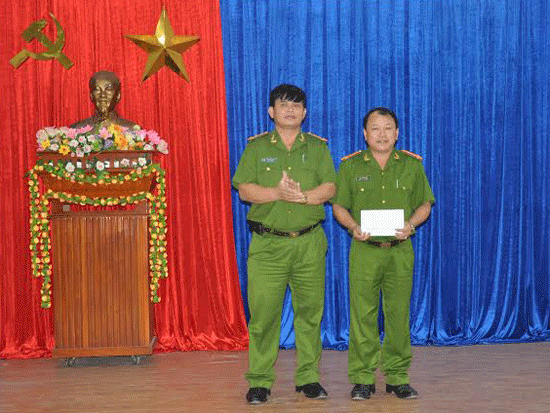 Lãnh đạo Công an tỉnh khen thưởng Công an TP.Hội An đạt thành tích trong công tác tuần tra, mai phục phòng chống tội phạm cướp giật. Ảnh: X.M