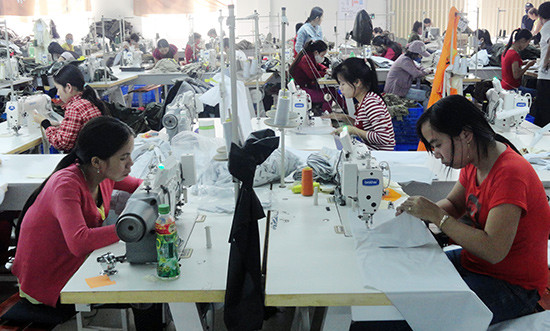 Công nhân các công ty may ở Phú Ninh khá yên tâm khi làm việc tại quê nhà.