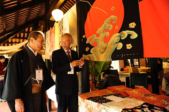 Tham quan gian hàng tại Festival văn hóa tơ lụa VN - châu á 2016.