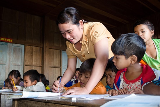 Kim Thái kèm học sinh trong một tiết dạy tiếng Việt. Ảnh: T.Thắng