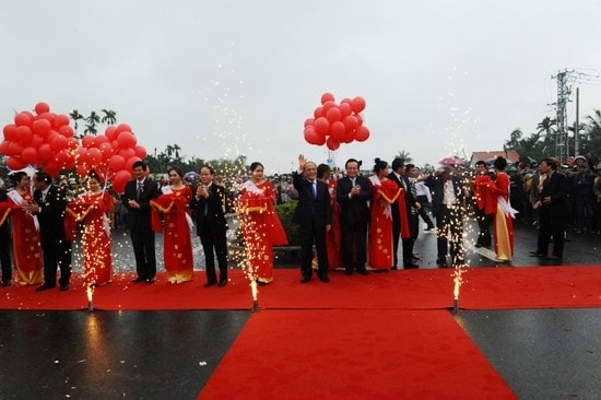 Cutting the red ribbon to put Cua Dai bridge and the coastal road into use
