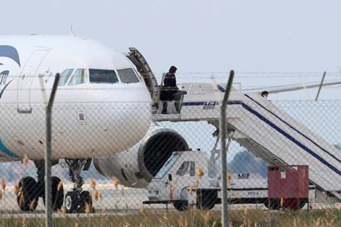 Một hành khách bước ra khỏi chiếc máy bay Ai Cập bị bắt cóc. Ảnh: Independent.