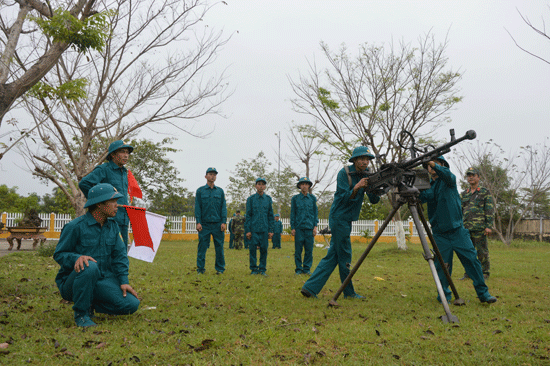 Lực lượng dân quân binh chủng huấn luyện súng máy. ảnh: ANH LY