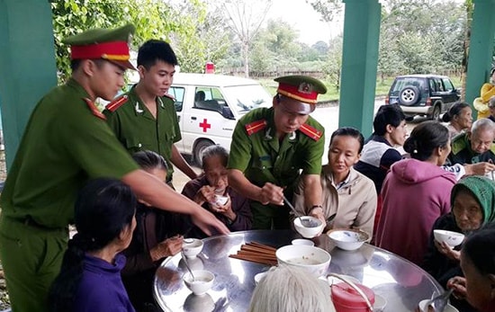 Bát cháo tình thương của đoàn viên thanh niên Công an Phú Ninh làm ấm lòng bệnh nhân đang điều trị tại Trung tâm Y tế huyện. Ảnh VĂN CÔNG