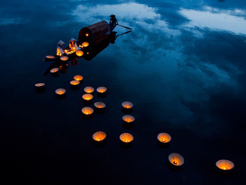 Tác phẩm ảnh “Thắp sáng giấc mơ” của Minh Thanh Ngô giành giải cao nhất ở hạng mục ảnh Vietnam National Awards. Bức ảnh được chụp trong mùa báo hiếu Vu Lan, khi tục lệ thả đèn xuống sông được người dân ở nhiều nơi thực hiện.