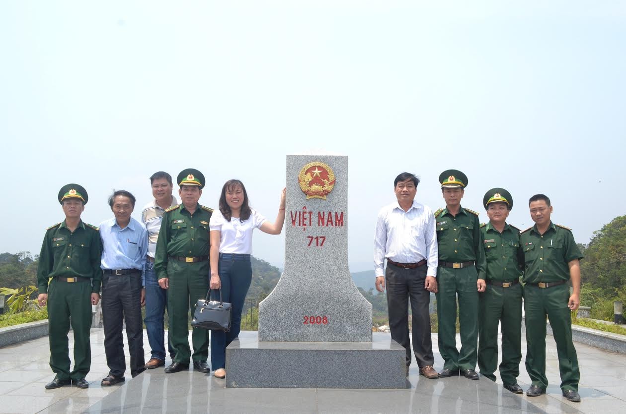 Đoàn công tác thăm cột mốc chủ quyền của Việt Nam nơi tiếp giáp với nước bạn Lào tại cửa khẩu nam Giang