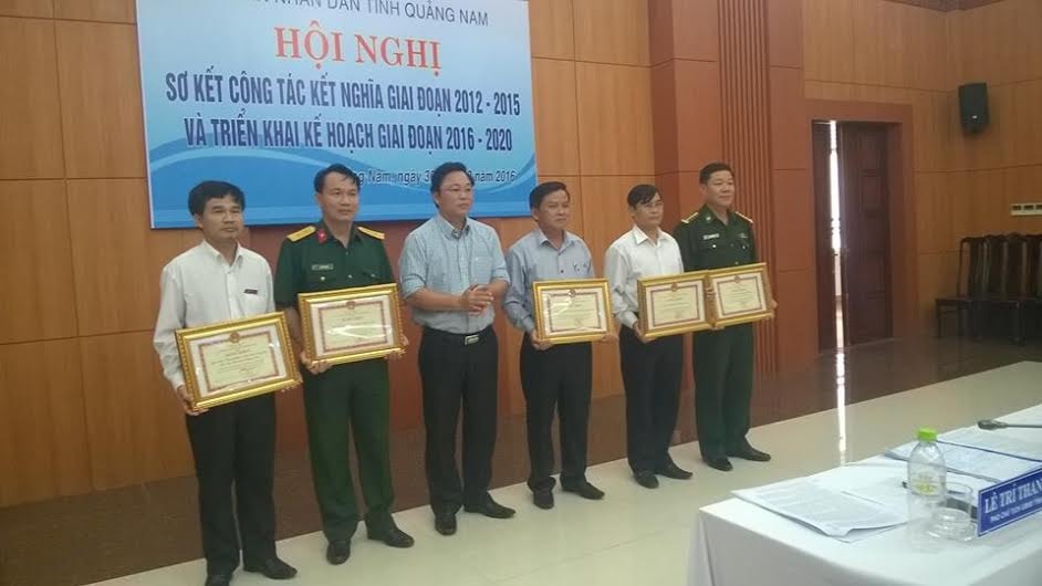 Trao Bằng khen các cá nhân, tập thể tiêu biểu trong công tác kết nghĩa giai đoạn 2012 - 2015. Ảnh: S.B