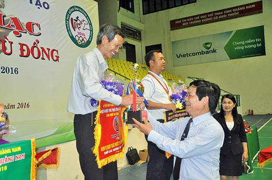  Trao cúp vô địch toàn đoàn khối trường THPT cho Trường THPT Phan Bội Châu (Tam Kỳ) 