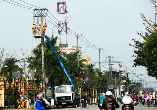 Nhân viên Công ty Điện lực Quảng Nam bảo trì, bảo dưỡng lưới điện trên tuyến Phan Châu Trinh, TP.Tam Kỳ. Ảnh: P.G