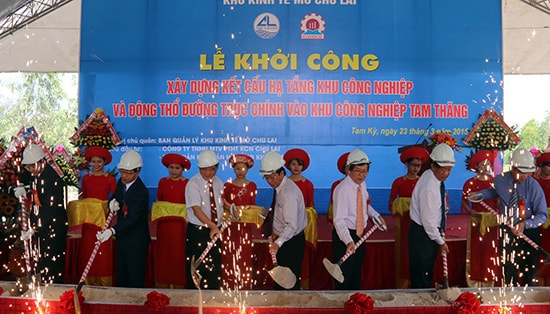 The ground-breaking ceremony of the main road to Tam Thang industrial zone in Quang Nam province (photo: nhandan.com.vn)