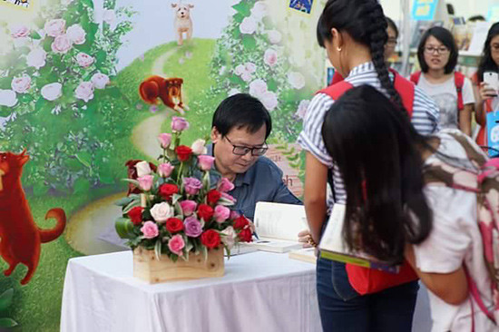 Nguyễn Nhật Ánh ký tặng sách.