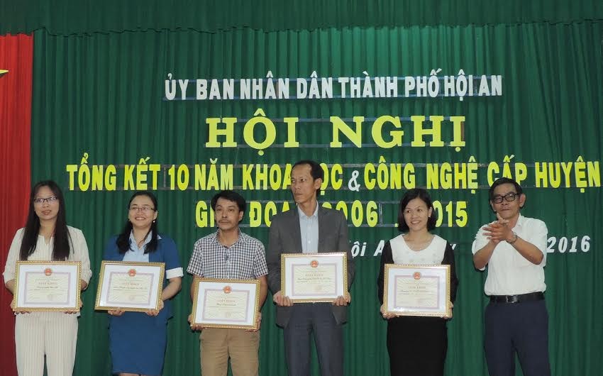 Khen thưởng các tập thể có nhiều thành tích trong 10 năm triển khai công tác KHCN. Ảnh: H.D